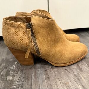 NWOT Pop booties, tan, wooden heel size 8